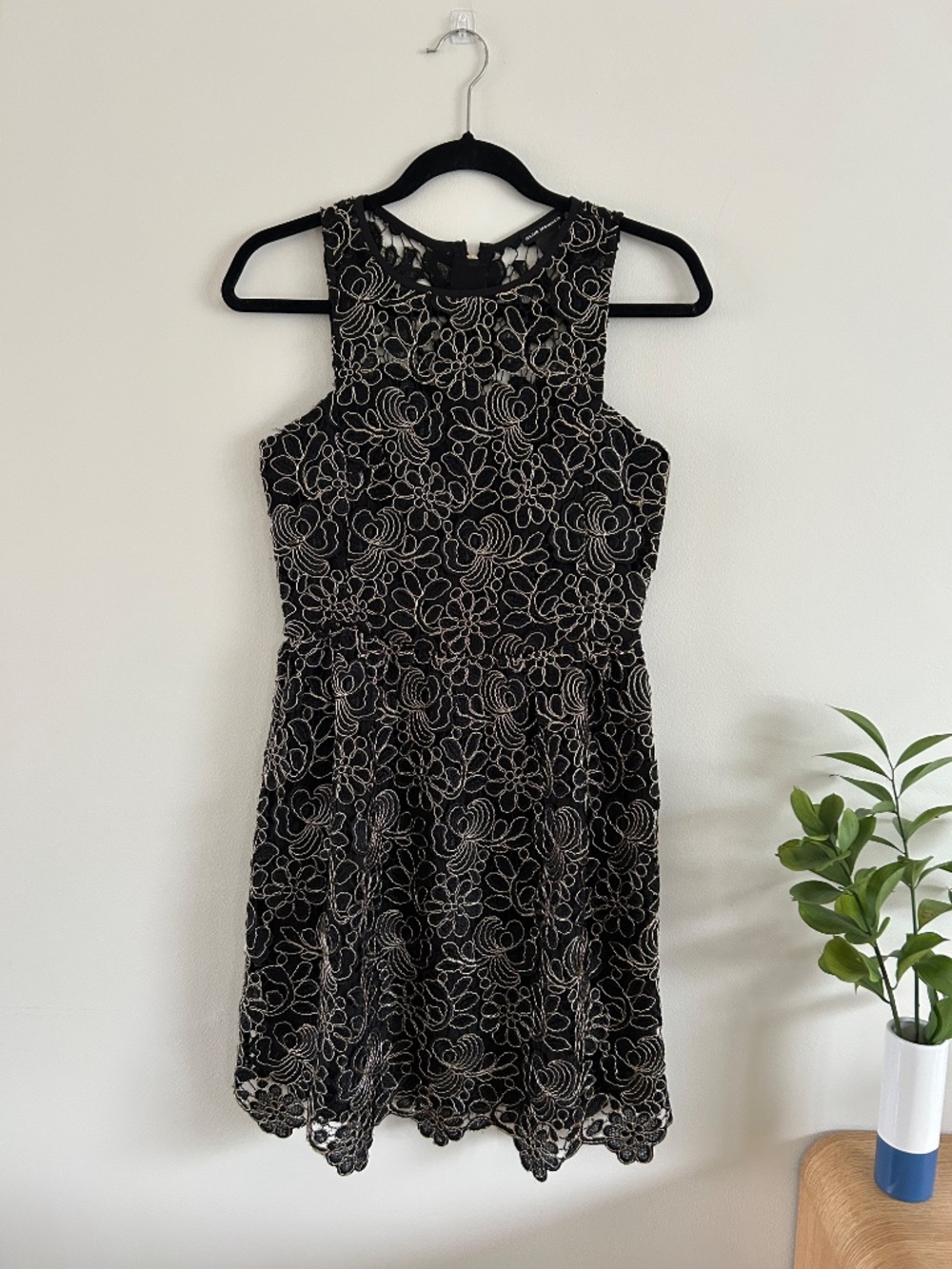 NWOT Club Monaco Jayla Lace Dress with Gold Metallic Floral Embroidery Size 0